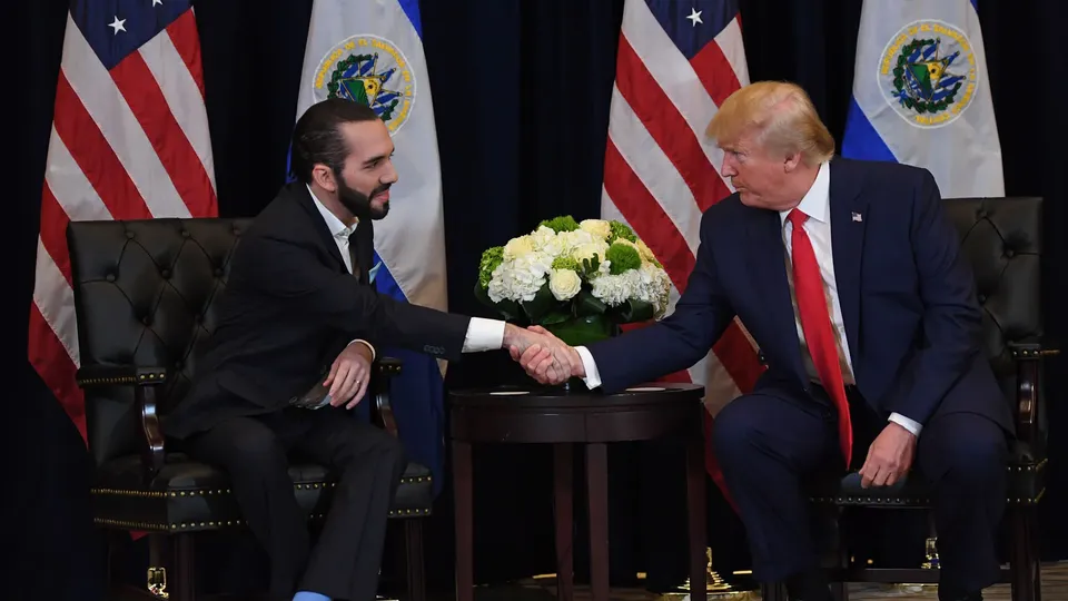 Acordo entre os presidentes dos EUA e de El Salvador visa deportar imigrantes de diversas nacionalidades.