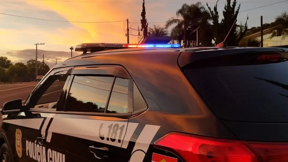 Uma criança de 11 anos foi atropelada intencionalmente durante uma discussão entre famílias em Santa Catarina; agressora responderá por tentativa de homicídio.