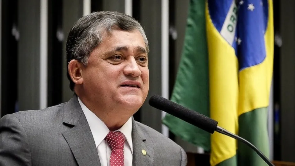 O deputado federal do PT-CE, José Guimarães, aguarda decisão de Lula e Gleisi sobre sua possível nomeação ao cargo.