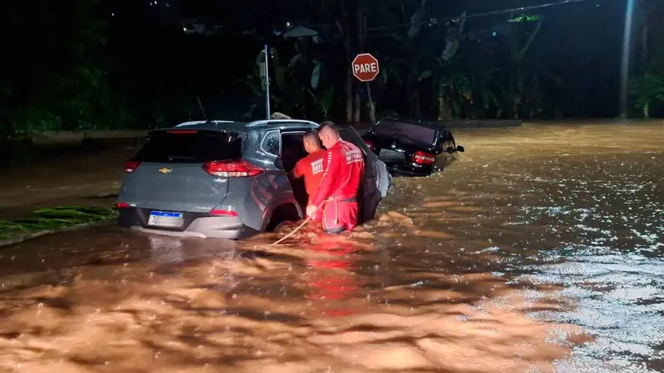 Chuva intensa provoca alagamentos e deixa pessoas ilhadas em Juiz de Fora