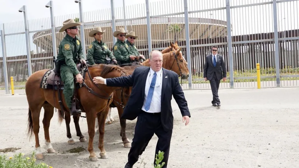 Tom Homan, responsável pela ICE, afirma que ações estão apenas começando e que é necessário intensificar as deportações.