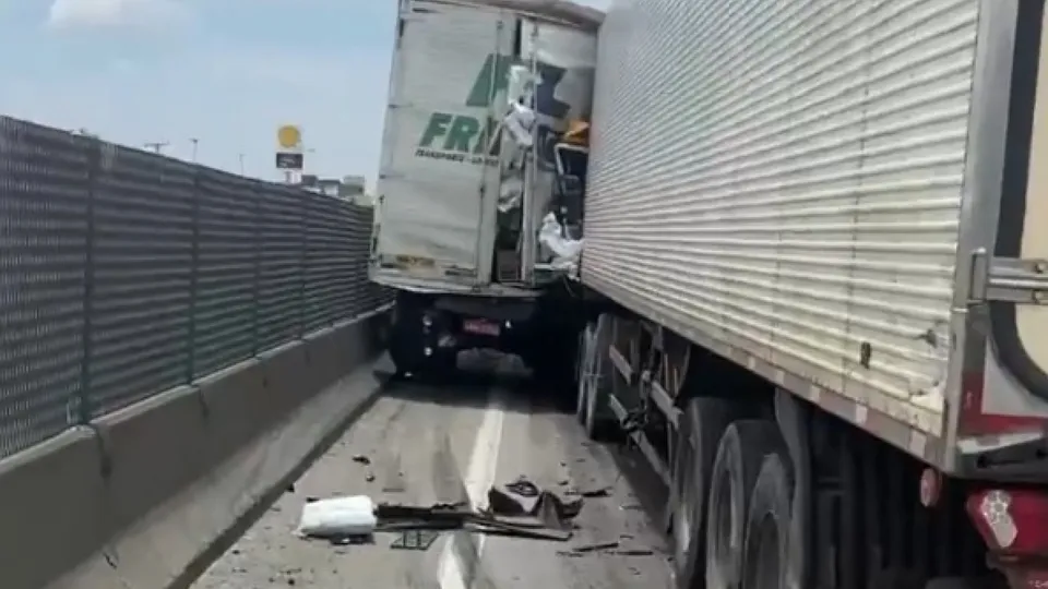 Acidente envolvendo três carretas e três carros causou interdição total da pista no sentido Rio de Janeiro
