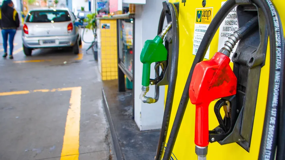 A defasagem do preço do diesel da Petrobras caiu para 16% em relação ao mercado internacional, enquanto a gasolina subiu.