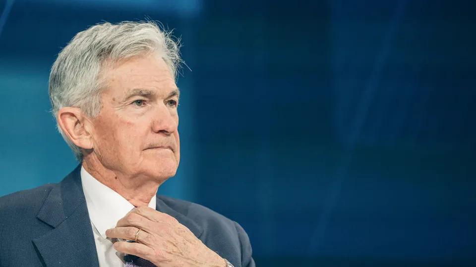 Em meio a incertezas econômicas, o Fed sinaliza que pode ajustar sua política monetária conforme necessário.