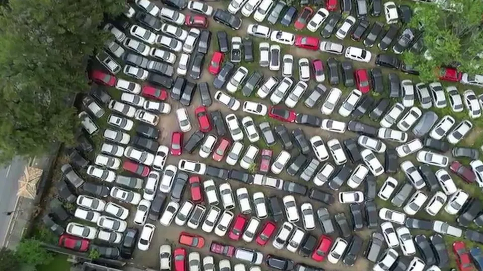 Operação 'Rent a Car' bloqueia mais de mil veículos e investiga lavagem de dinheiro em São Paulo.