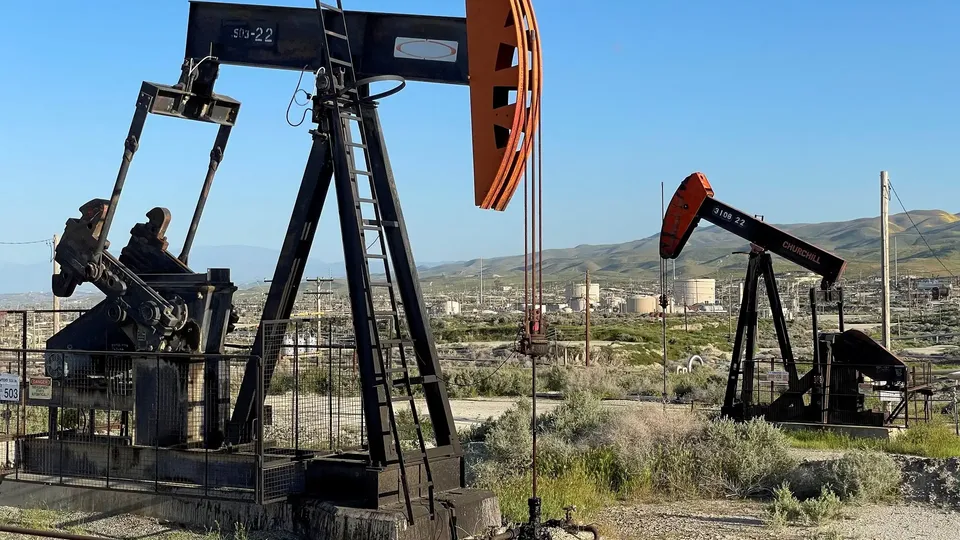 Os contratos futuros de petróleo recuaram nesta quarta-feira (29), com o mercado avaliando as tarifas do presidente Donald Trump e o crescimento dos estoques nos EUA.
