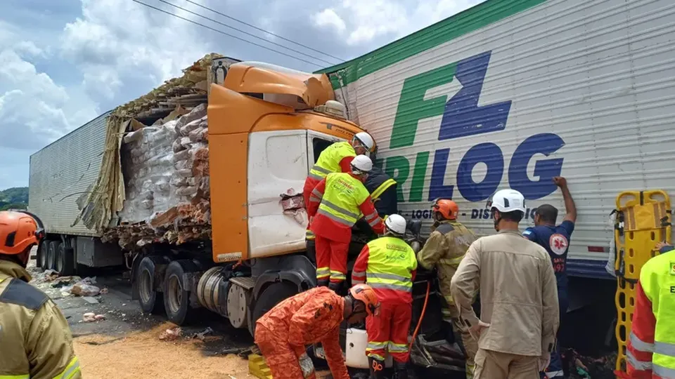 Acidente na Dutra entre carretas e carros resulta em um morto e seis feridos