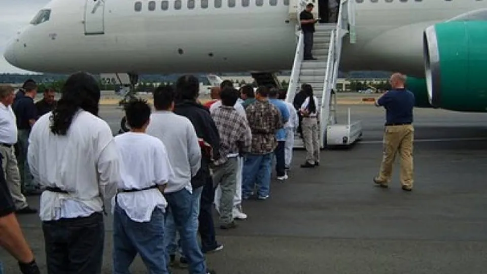 Acordo foi firmado após relatos de maus-tratos a deportados em voo do governo americano.