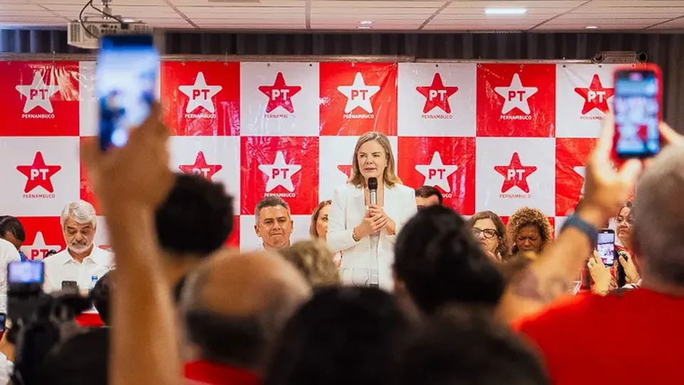 A presidente do PT, Gleisi Hoffmann, considera a alta da Selic prejudicial, mas defende Gabriel Galípolo em sua primeira reunião à frente do BC.