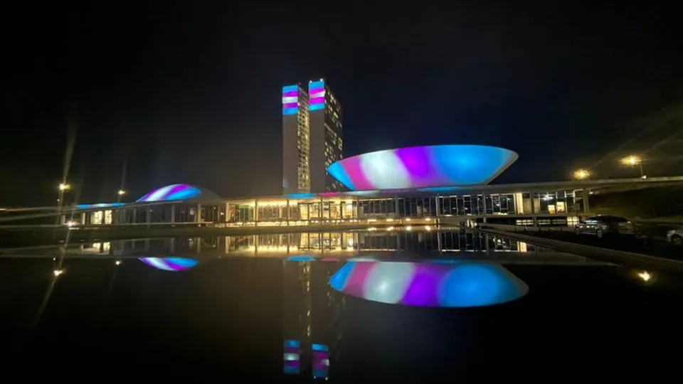 Projeção das cores rosa, branca e azul celebra o Dia Nacional da Visibilidade Trans, promovendo igualdade de direitos.
