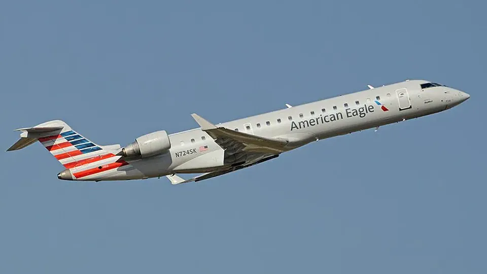 Avião com 64 pessoas a bordo e helicóptero militar caem no rio Potomac após colisão em Washington; resgates são dificultados pelo frio.