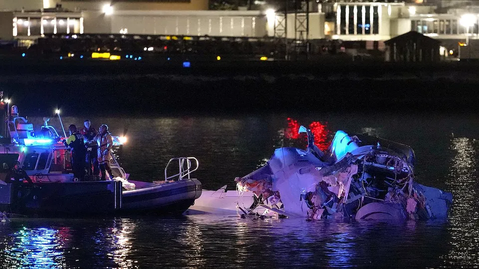 Avião transportava 64 pessoas e caiu no rio Potomac após colisão com helicóptero do Exército; busca por sobreviventes continua.