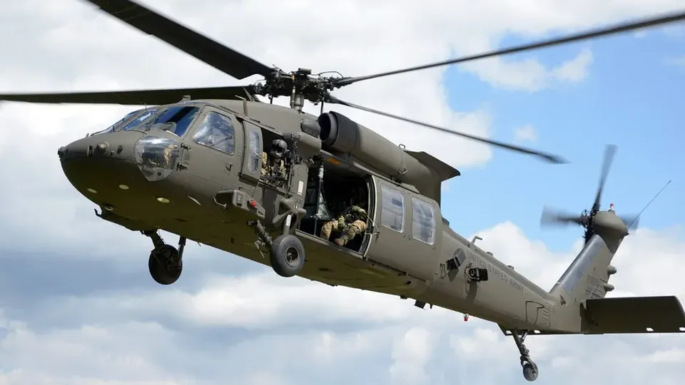 Avião da American Airlines e helicóptero Black Hawk colidem em Washington DC