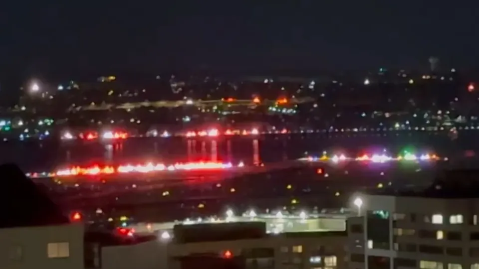 Colisão entre avião da American Airlines e helicóptero militar deixa 19 mortos no Rio Potomac.
