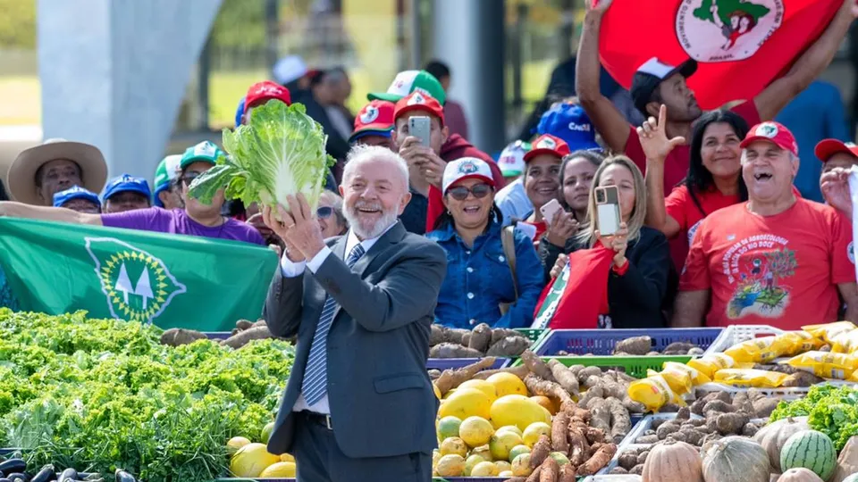 Lula se reúne com MST para discutir demandas de assentamento de famílias