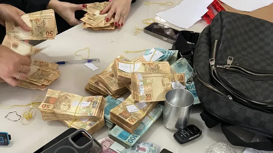 A investigação apura a atuação de uma organização criminosa em crimes eleitorais e lavagem de dinheiro nas eleições de 2024.