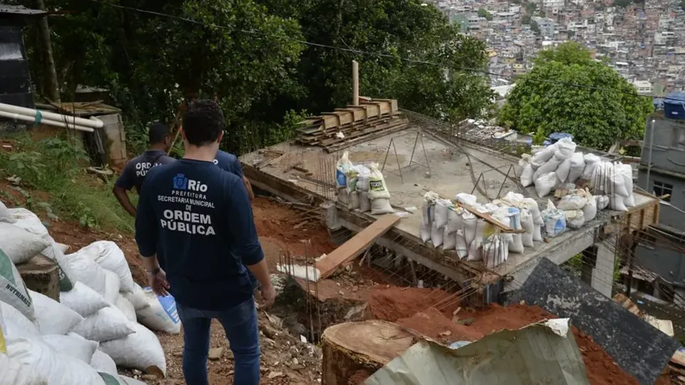 Demolição de prédio irregular na Rocinha é concluída; obra estava avaliada em R$ 2 milhões