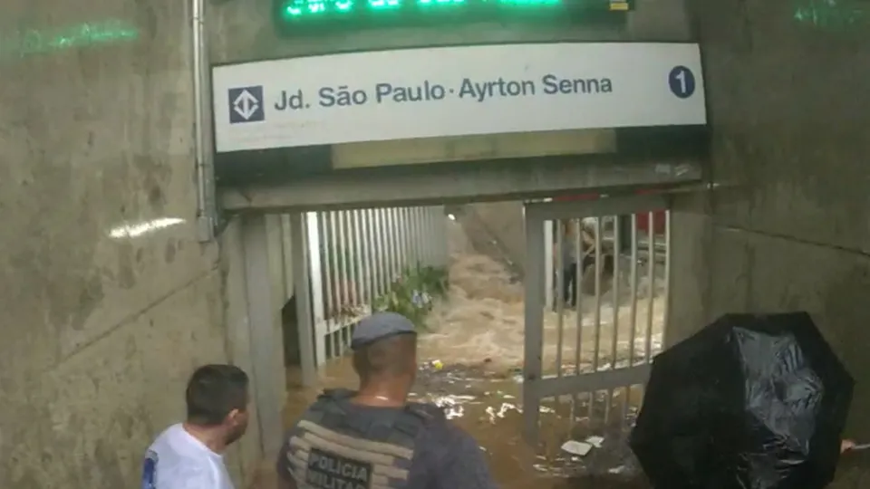 Imagens mostram resgate de passageiros em estação de metrô alagada em SP