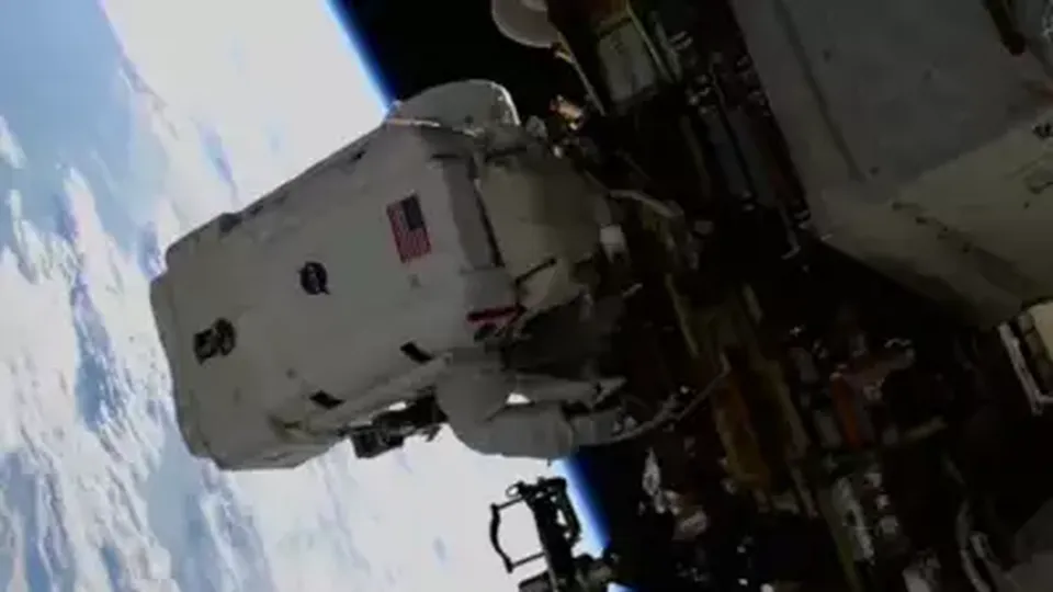 Após meses de espera, os astronautas realizam primeira caminhada espacial enquanto aguardam missão de resgate da SpaceX.