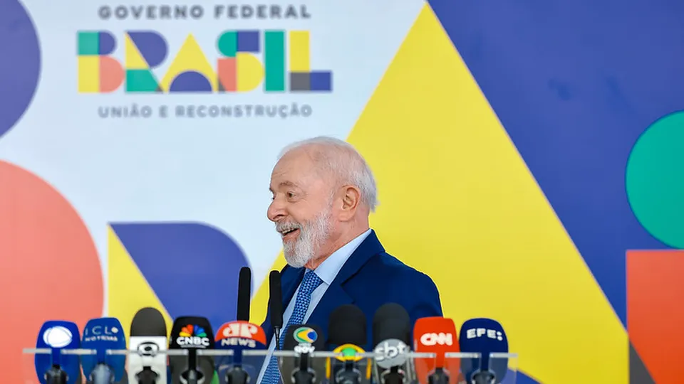 Em coletiva, Lula nega que exista rombo fiscal e usa tragédia no Rio Grande do Sul como justificativa