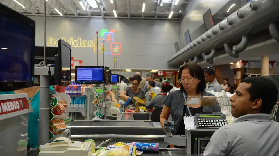 Intenção de consumo das famílias cresce 0,2% em janeiro, aponta CNC