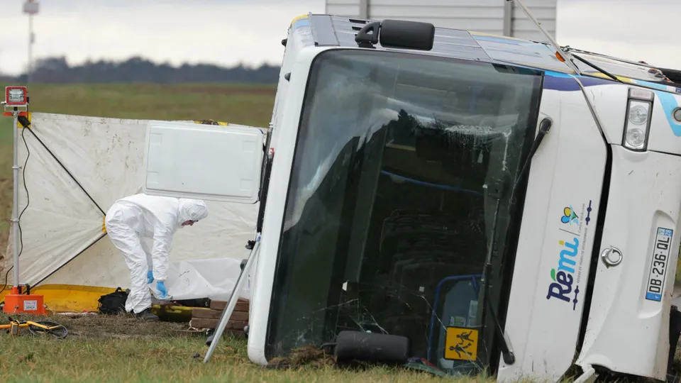 Acidente de ônibus escolar na França resulta em morte de adolescente de 15 anos