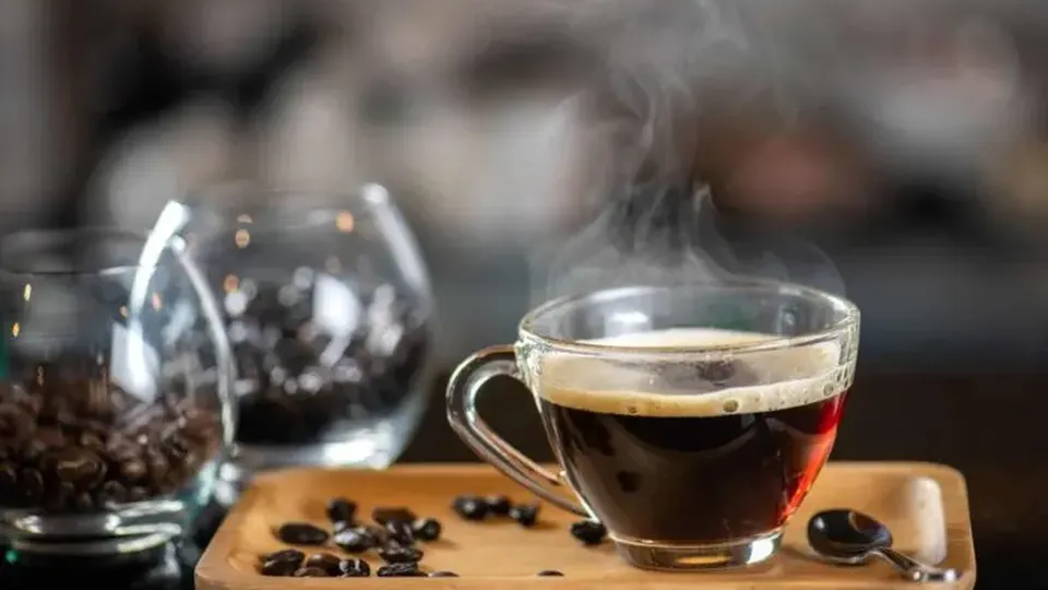 Com alta de quase 40% em 2024, o café chega a US$ 3,665 por libra-peso, o maior valor em 50 anos.