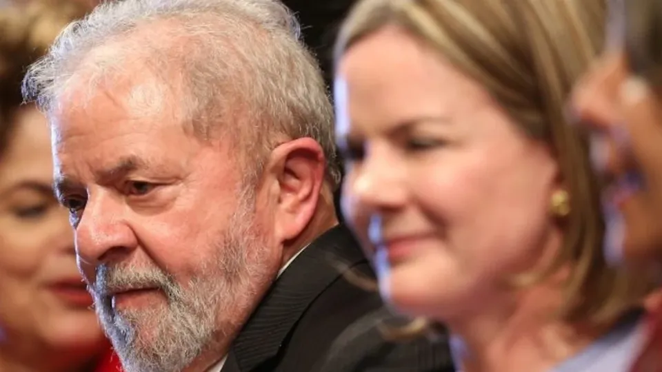 Presidente do PT é elogiada por Lula em coletiva no Palácio do Planalto nesta quinta-feira (30/1)