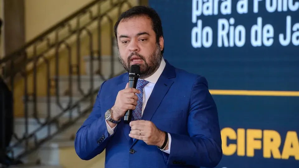 Governador do Rio e vice são acusados de irregularidades em gastos de campanha de 2022; eles negam as acusações.