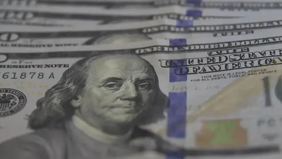 Comunicado do Comitê de Política Monetária e dados fiscais impulsionam queda do dólar, que acumula 5,30% de recuo em janeiro.