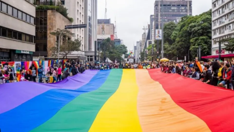 Rubinho Nunes (União Brasil) busca transferir a Parada do Orgulho LGBT+ e restringir a participação de menores de idade.