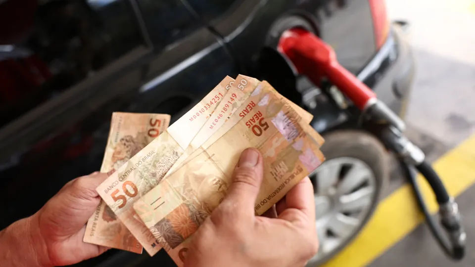 A partir de 1º de fevereiro, alíquotas de ICMS sobre gasolina e diesel sobem, enquanto o GLP terá redução.