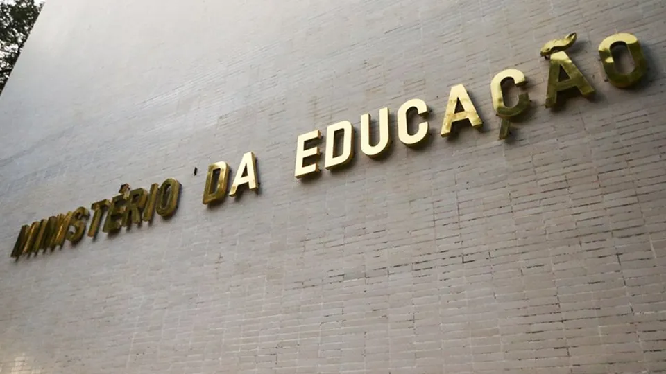 MEC anuncia reajuste de 6,27% no piso salarial dos professores em 2025