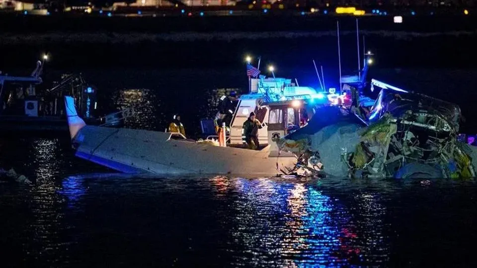 Gravadores de dados de voo e de voz foram encontrados no rio Potomac após acidente trágico.