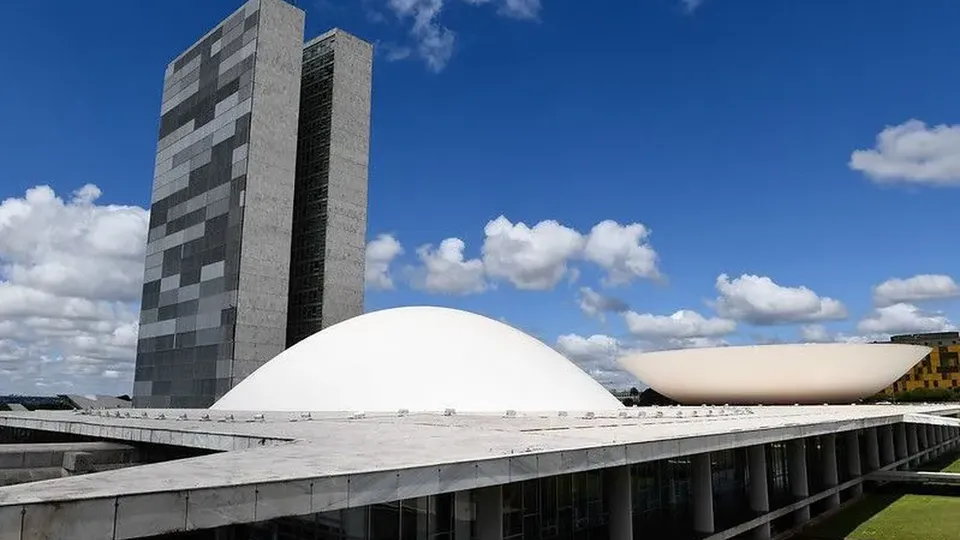Decisão do presidente Lula permite que ministros parlamentares votem nas eleições para as mesas da Câmara e do Senado.