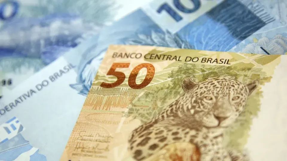 O setor público consolidado registrou um déficit primário de R$ 47,6 bilhões, melhorando em relação a 2023.