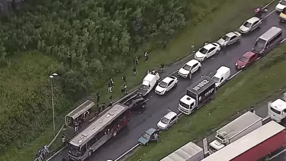 Acidente ocorreu na manhã desta sexta-feira (31/1) e envolveu seis automóveis, um ônibus e uma moto, em Cajamar, SP.