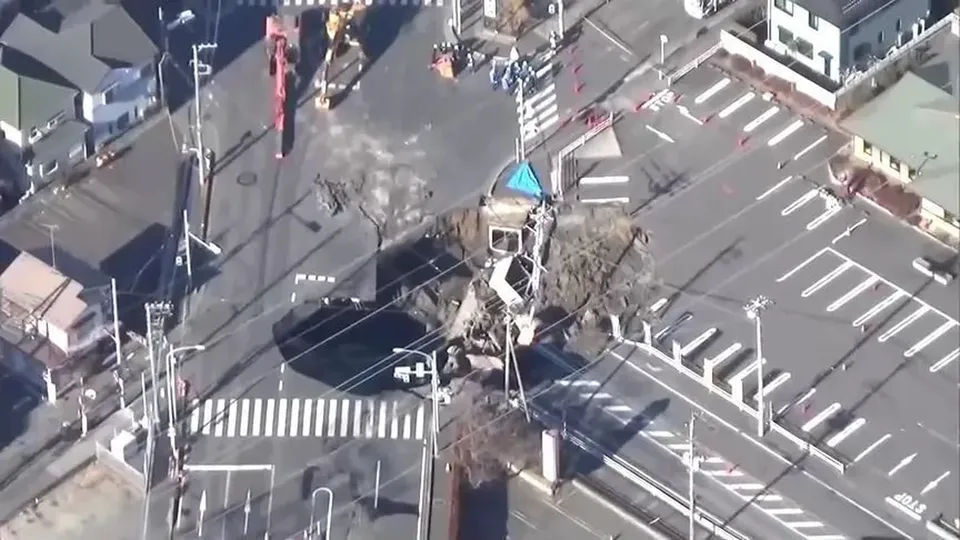 O motorista de um caminhão de 74 anos permanece desaparecido em Saitama, enquanto a cratera atinge 40 metros de largura.