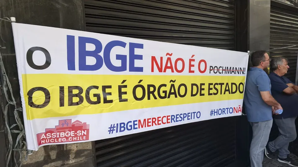 Profissionais de comunicação criticam uso do órgão para promoção pessoal e falta de transparência.