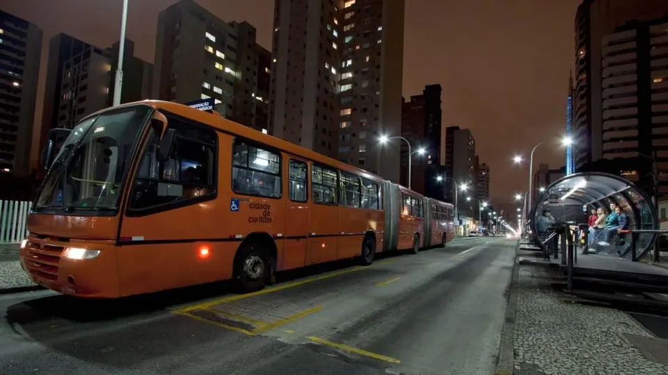 Prefeito Eduardo Pimentel anuncia que programa irá custear passagens de ônibus para entrevistas de emprego.