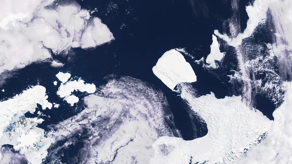 Fragmento significativo do iceberg A23a, que pesa quase um trilhão de toneladas, foi monitorado por cientistas.