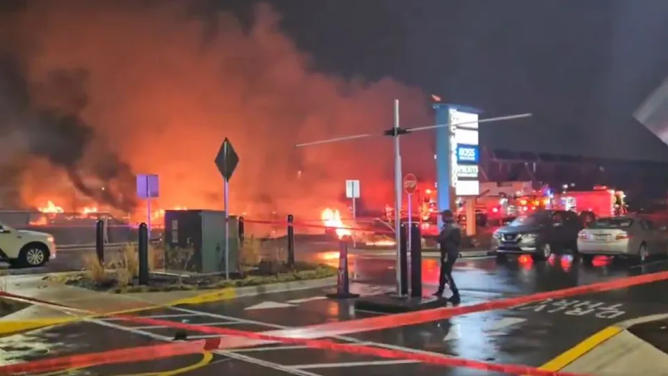 Um acidente aéreo próximo ao shopping Roosevelt Mall deixou feridos e causou incêndio na região.