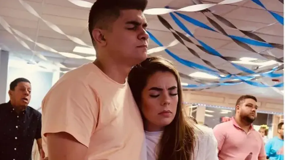 Lucas Amaral, que vivia sem documentos, foi detido em blitz policial; sua família busca apoio legal.