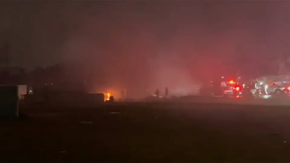 Um pequeno avião caiu na noite de sexta-feira na Filadélfia, incendiando casas próximas e gerando caos na região.