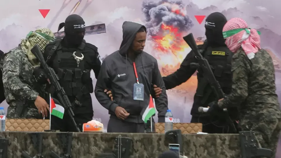 Na madrugada deste sábado (22), cinco dos últimos seis reféns israelenses foram libertados pelo Hamas como parte do acordo de cessar-fogo.