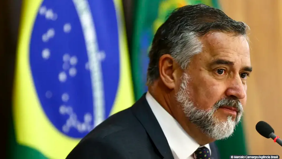 Medida visa prevenir possível fuga do ex-presidente, alvo de denúncias de golpe de Estado.