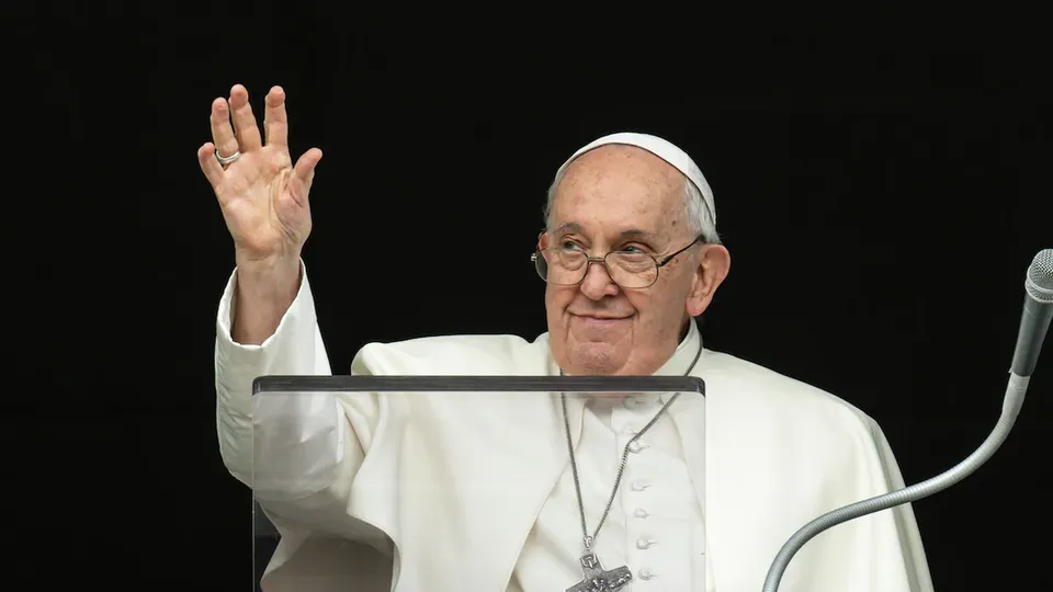 O pontífice de 88 anos permanece internado em estado crítico, mas teve uma noite de sono tranquila, segundo o Vaticano.