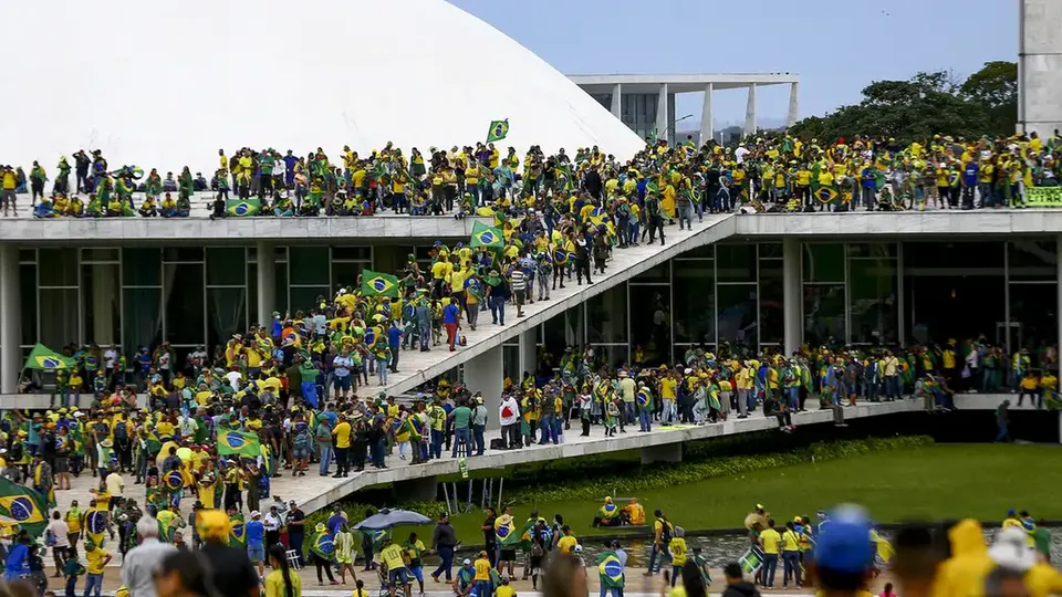 Gravações obtidas pela PF mostram oficiais militares incentivando manifestantes a invadir o Congresso e deslegitimar eleições.