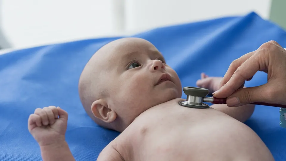 Vacinas e anticorpos monoclonais são incorporados ao SUS para reduzir internações infantis por VSR.