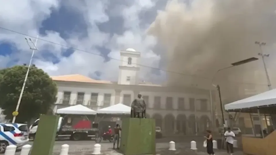 Fogo começou na tarde desta segunda-feira (24) e ainda não há informações sobre feridos.